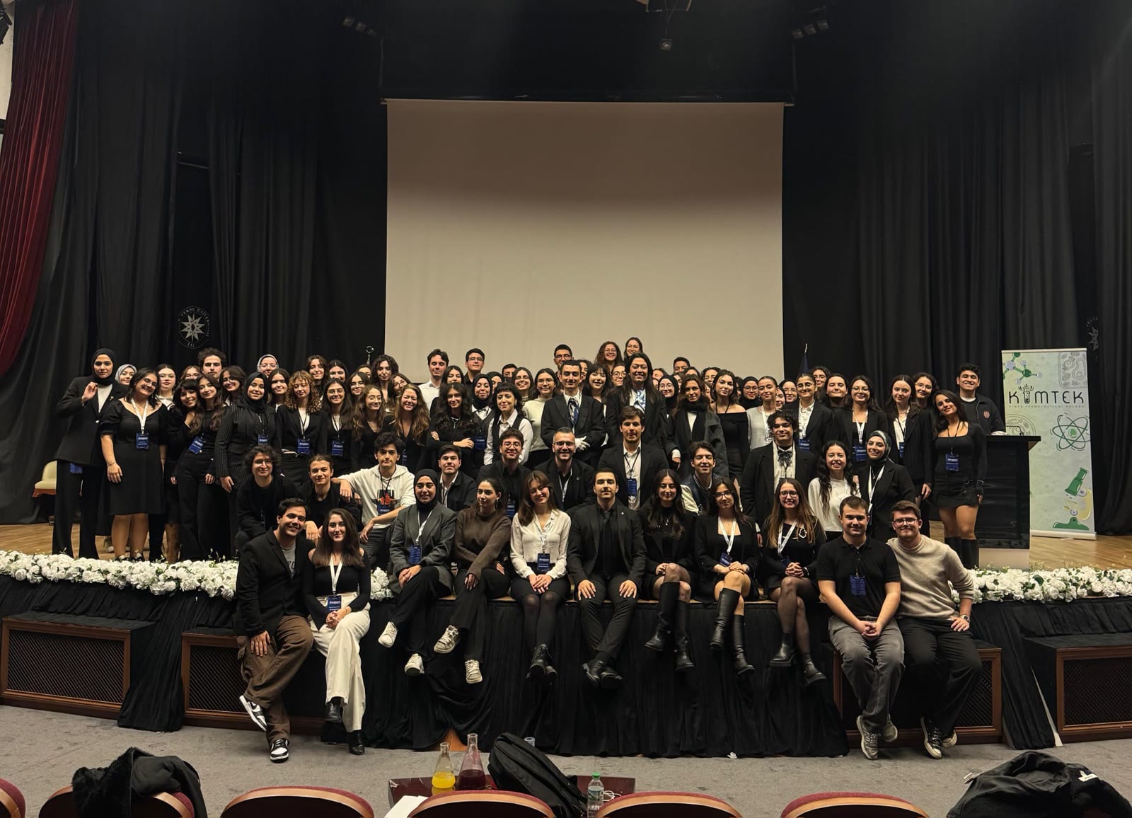 BİYOBİLİM etkinliğinin sonunda sahnede toplu fotoğraf veren katılımcılar