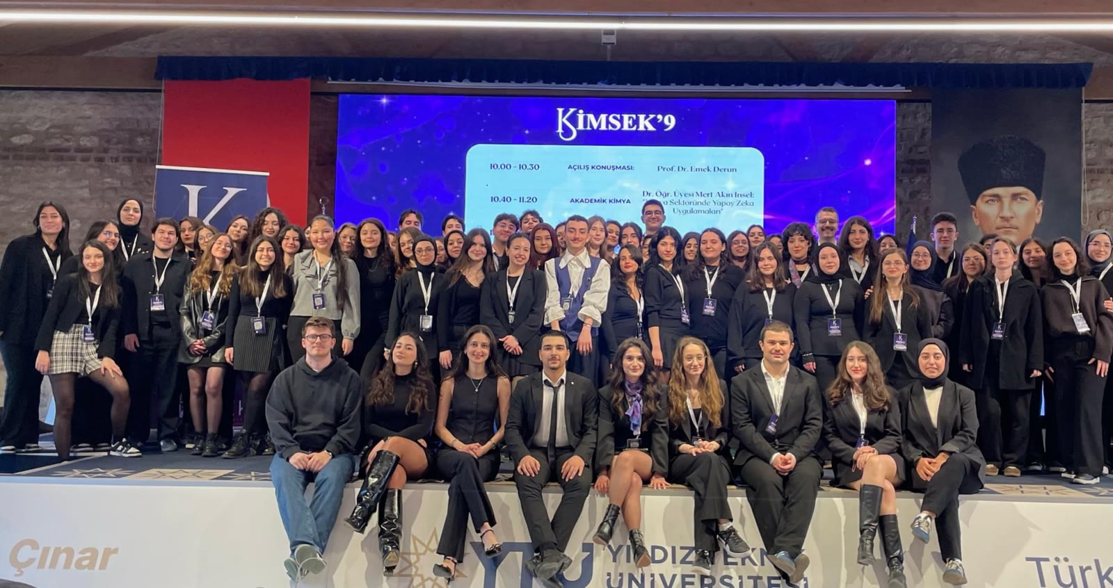 KİMSEK'9 zirvesinde sahnede toplu fotoğraf veren KİMTEK ekibi